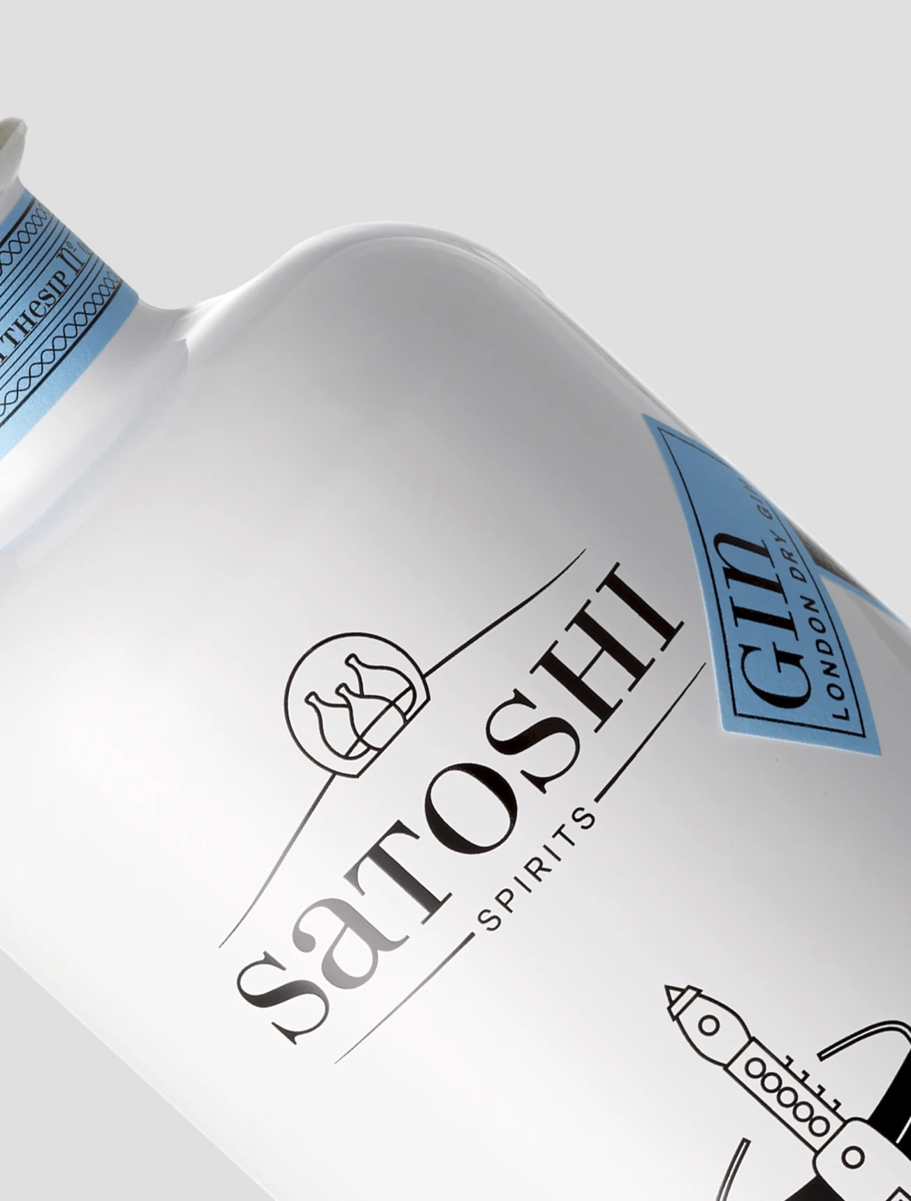 Nahaufnahme des puristischen Satoshi Gin Etiketts mit Produktdetails