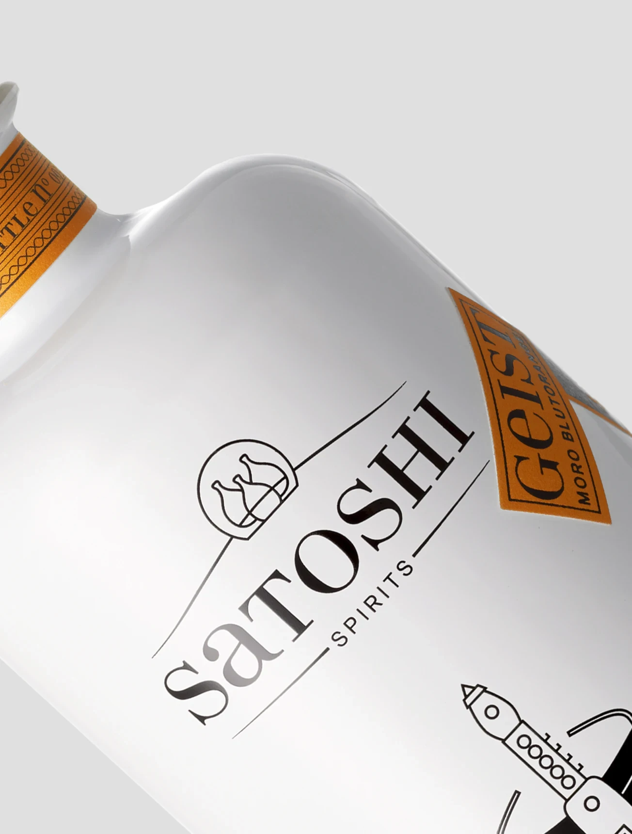 Nahaufnahme des Etiketts auf der ikonischen Flasche des Satoshi Blutorangengeist