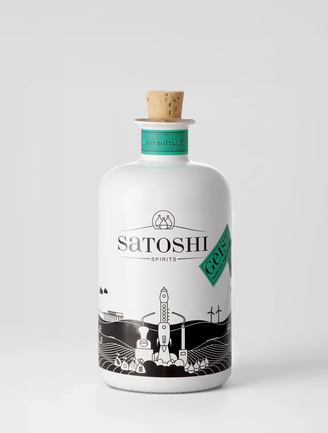 Die Flasche Satoshi Geist vom toskanischen Wacholder vor hellem Hintergrund