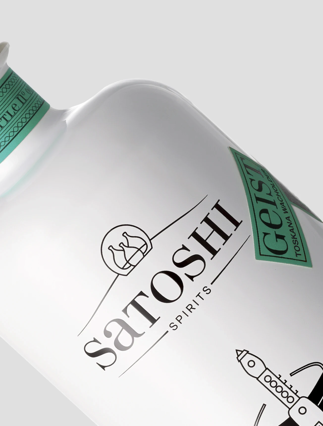 Nahaufnahme des puristischen Satoshi Geist vom toskanischen Wacholder Etiketts mit Produktdetails