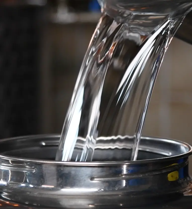 Gewonnenes Purdestillat des Satoshi London Dry Gin wird in Edelstahlfass umgefüllt