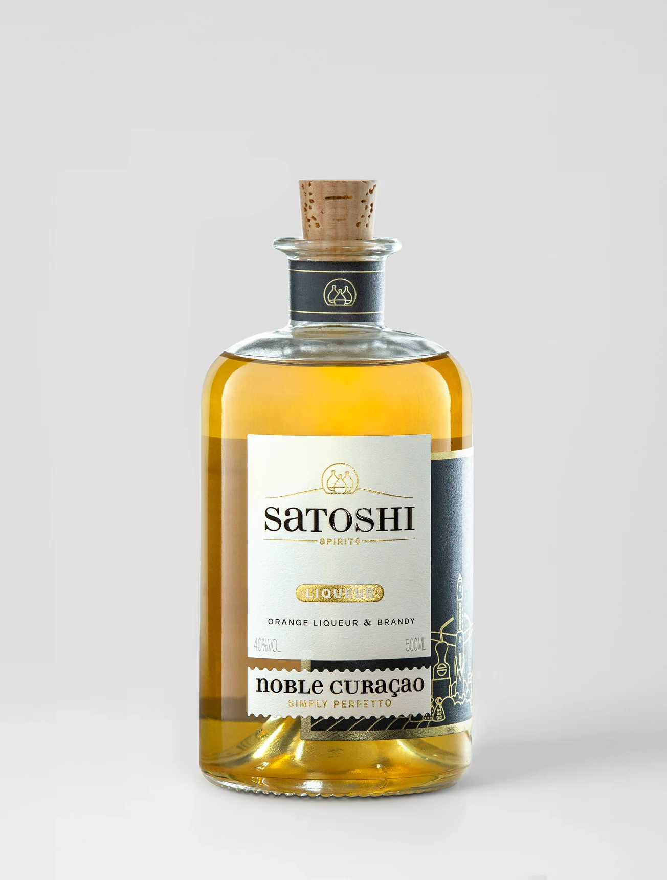 Die Flasche Satoshi Noble Curacao Likör vor hellem Hintergrund