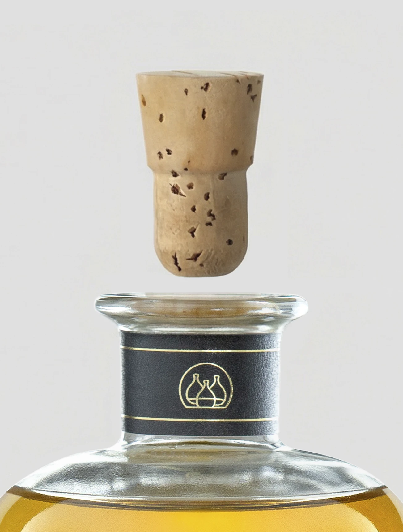Detailaufnahme des hochwertigen Naturkorkens der Satoshi Spirits Destillate